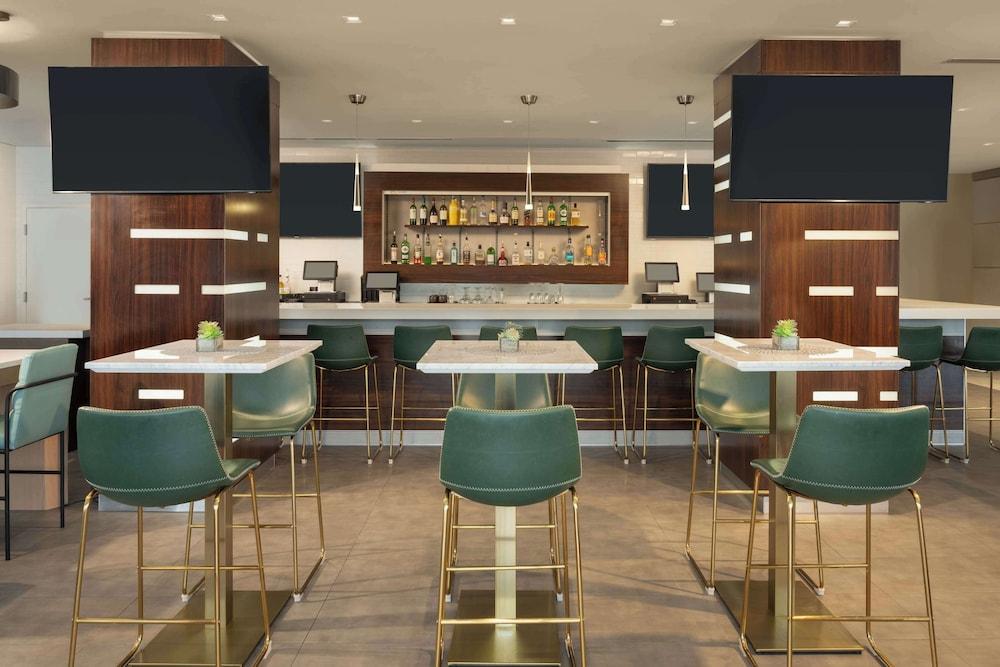 DoubleTree by Hilton Miami North I-95 photo 17