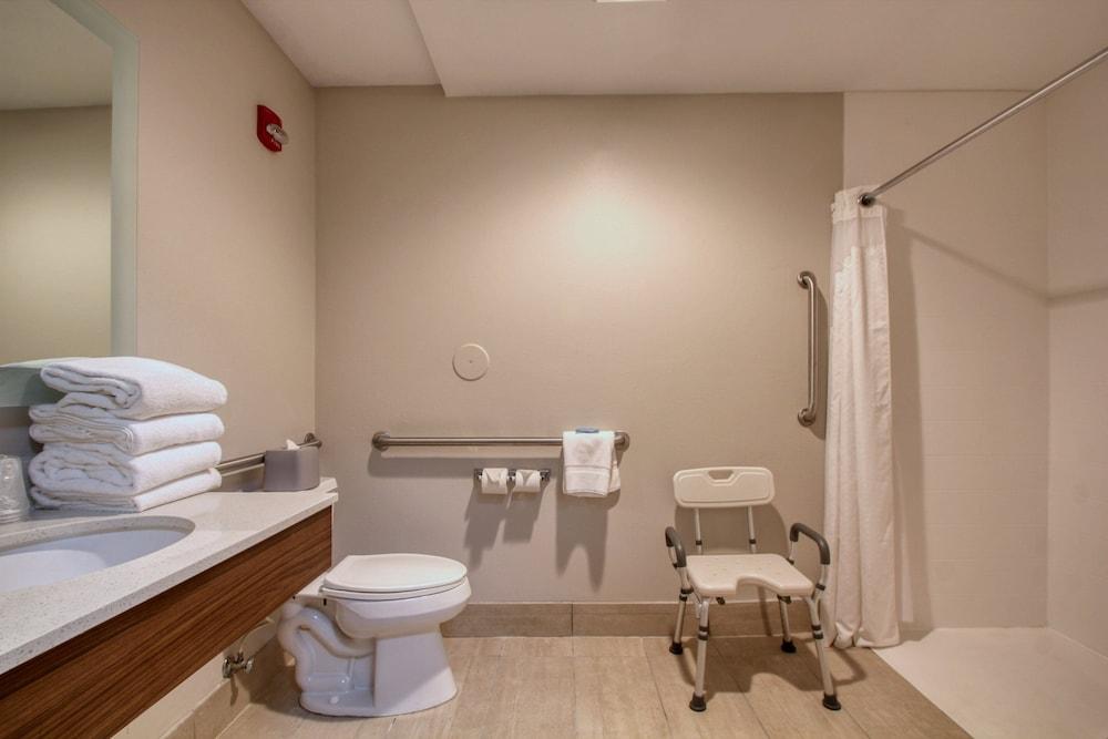 Holiday Inn Express Hotel & Suites Oshkosh by IHG photo 77