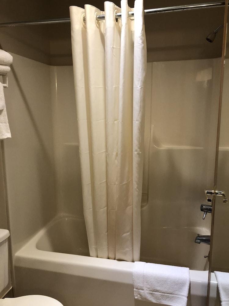 AmericInn by Wyndham Lake Mills photo 36