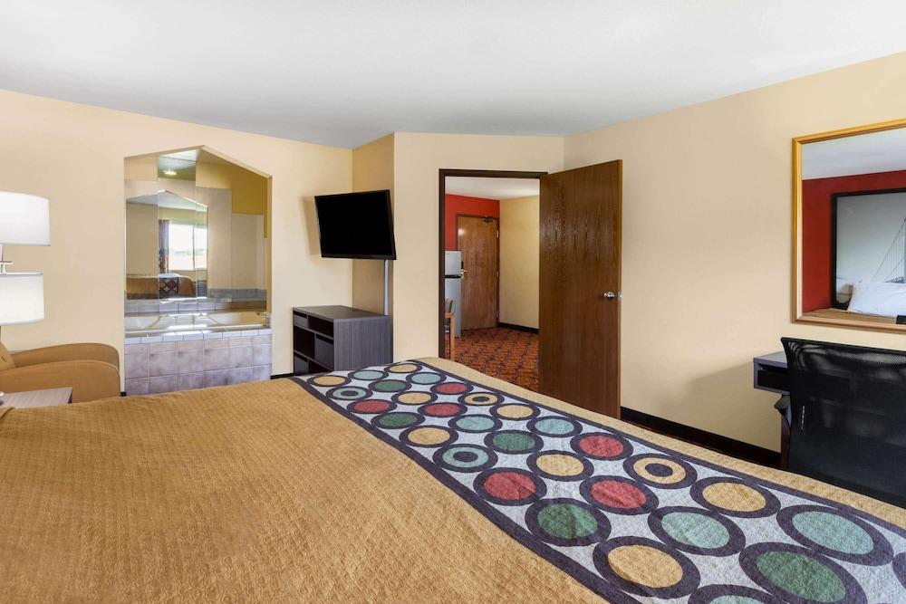 Super 8 by Wyndham Big Rapids photo 6