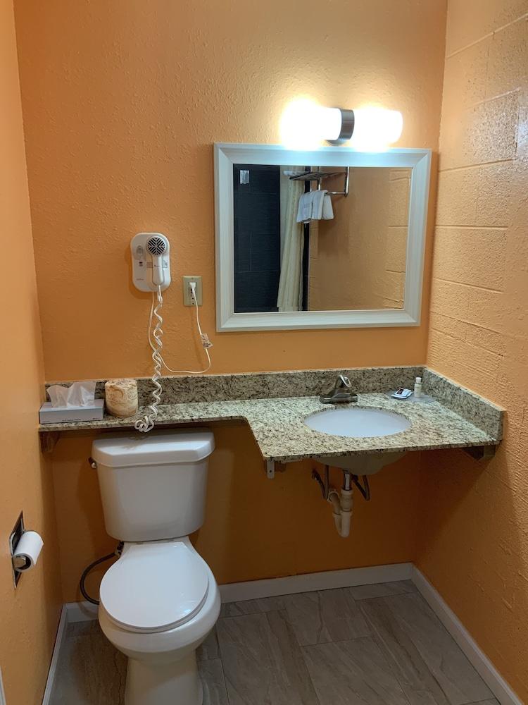 Frontier Motel photo 11