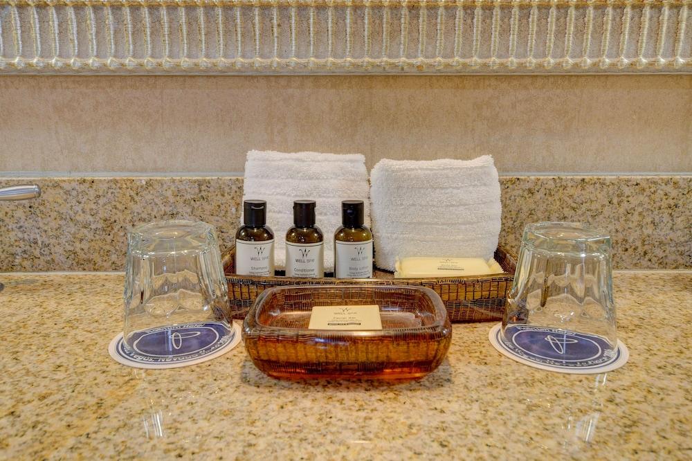 Sapphire Skyline Premium Suite photo 33