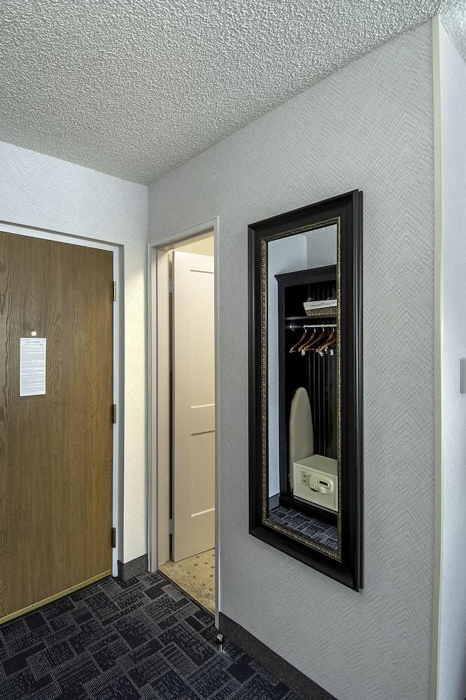 Holland Hotel Free Parking Jersey City photo 9