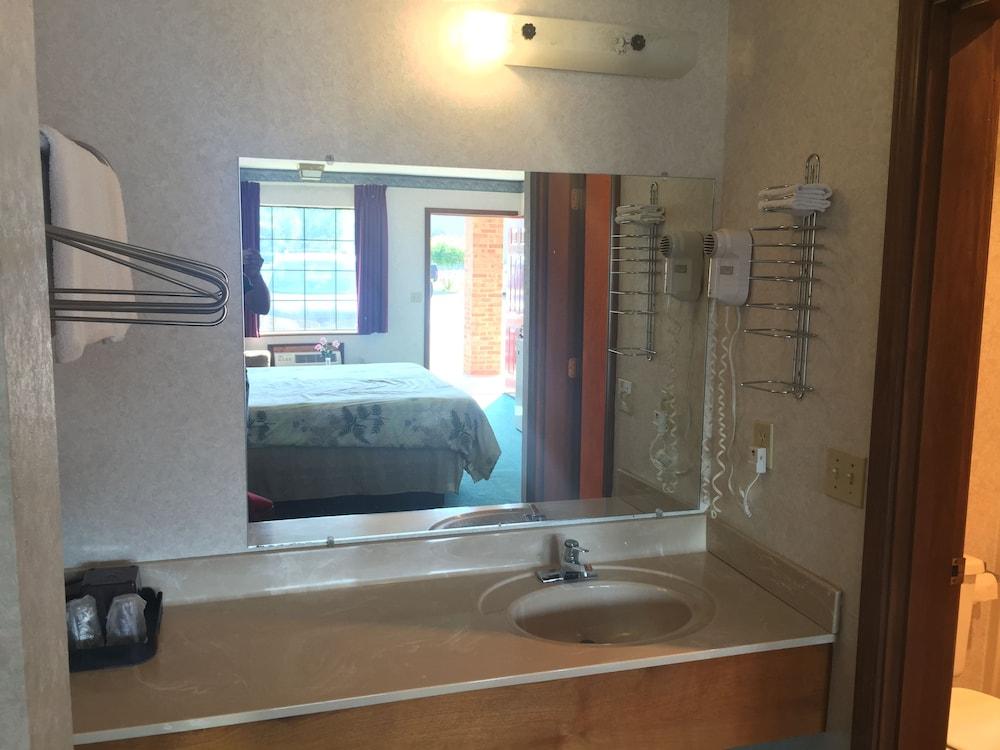 Americas Inn photo 2