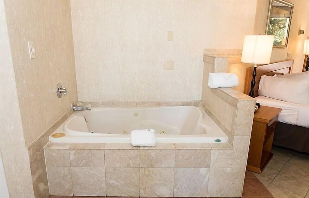 Cedar Park Whirlpool Suites photo 20