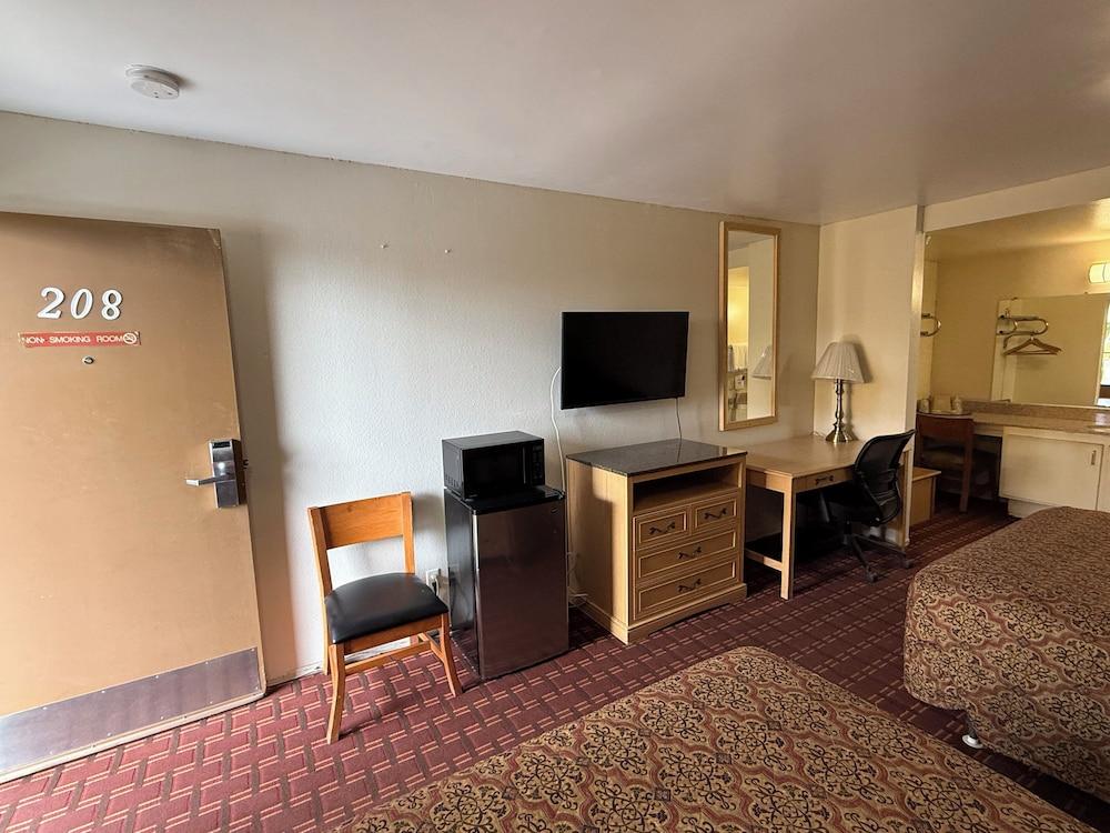 New Budget Inn photo 24