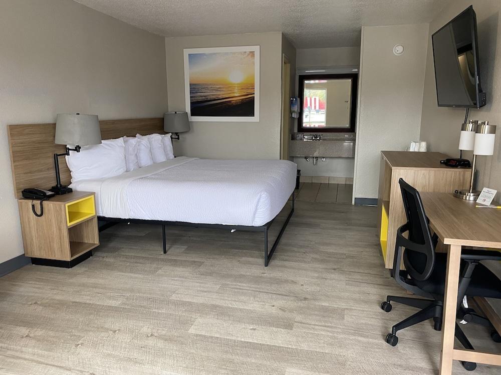 Days Inn by Wyndham Brunswick/St. Simons Area photo 2