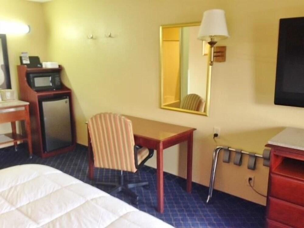 Americas Best Value Inn Monroeville photo 18