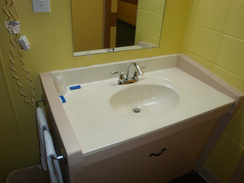 Economy Inn photo 15