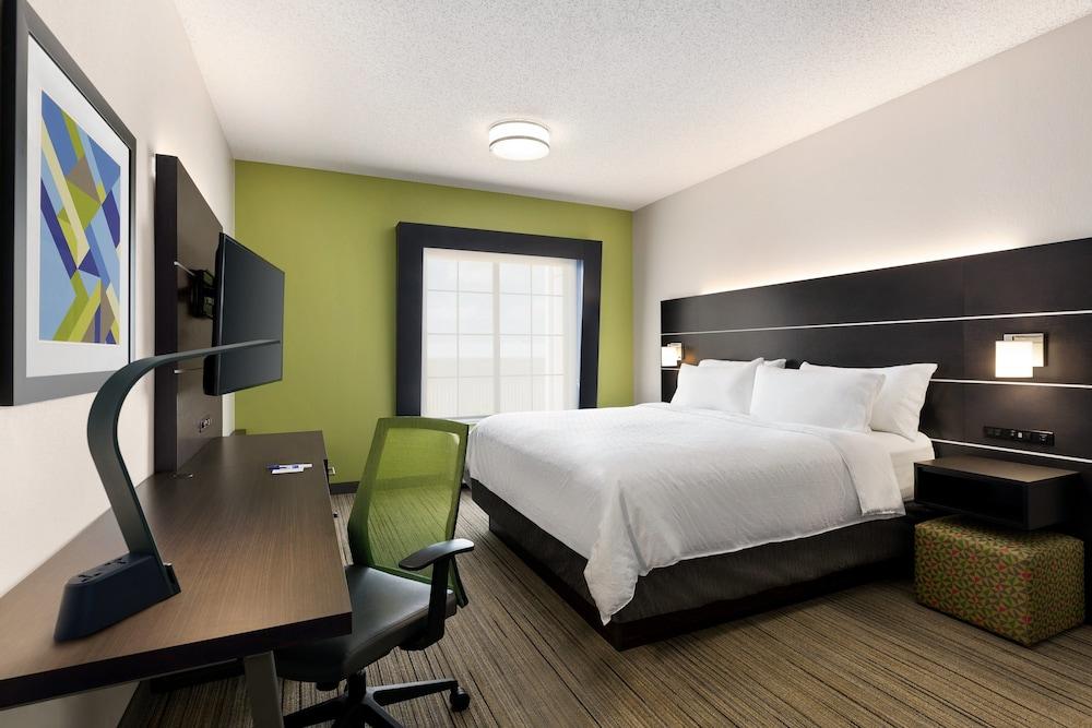 Holiday Inn Express & Suites Shawnee by IHG photo 5