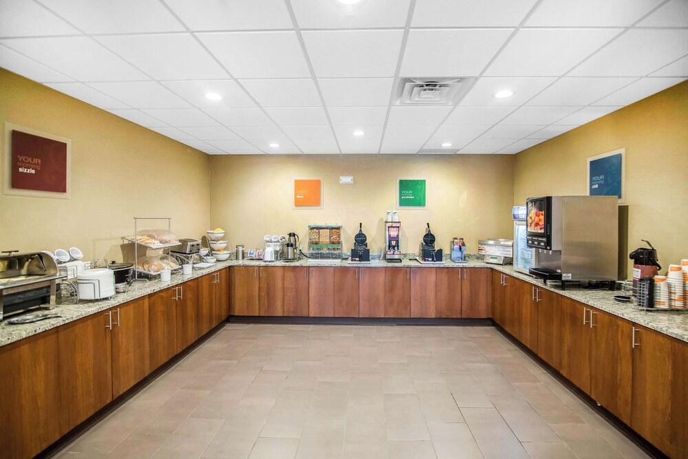 Comfort Suites Dodge City photo 34