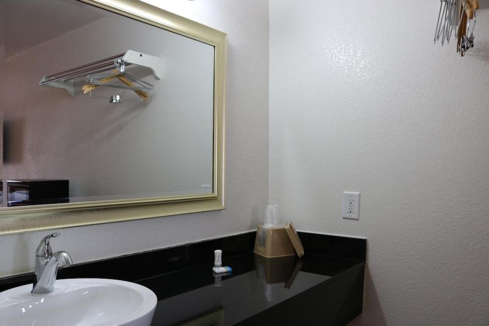 Heritage Inn & Suites photo 12