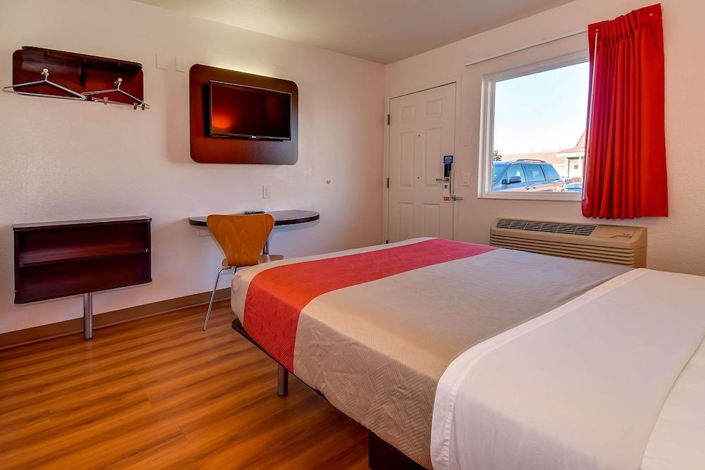 Motel 6 Riverside, CA - South photo 12