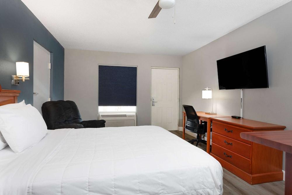 Baymont by Wyndham Marianna photo 19