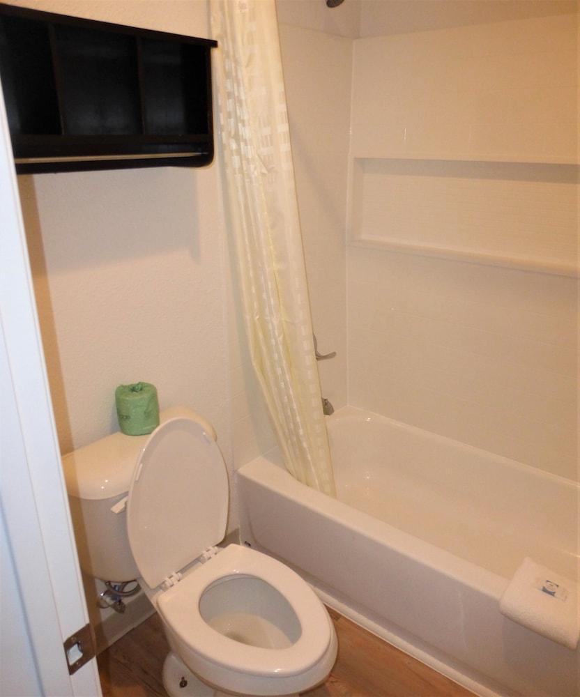 Red Roof Inn Houston – Jersey Village photo 5
