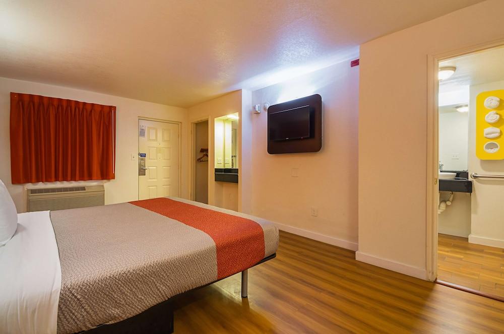 Motel 6 Garland, TX - Northeast Dallas photo 9