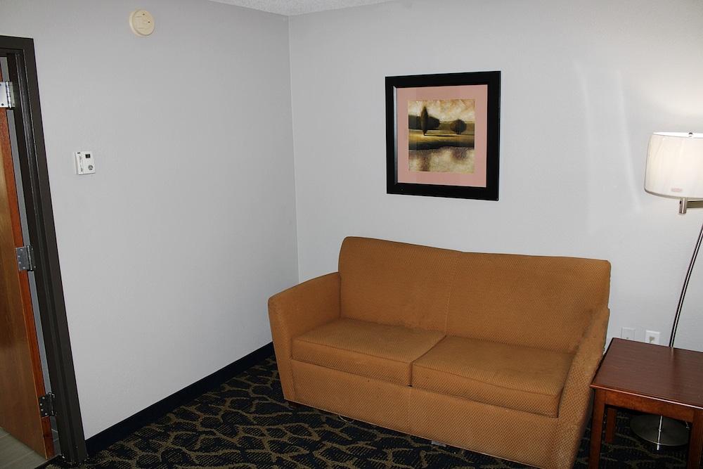 Greenlight Inn & Suites photo 13