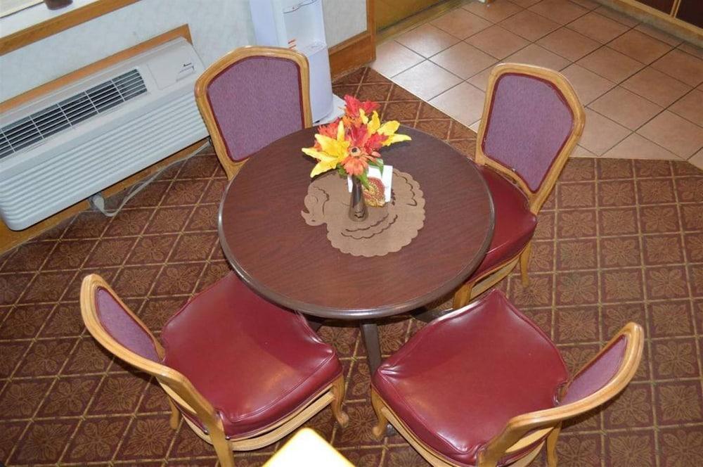 Holiday Motel photo 21