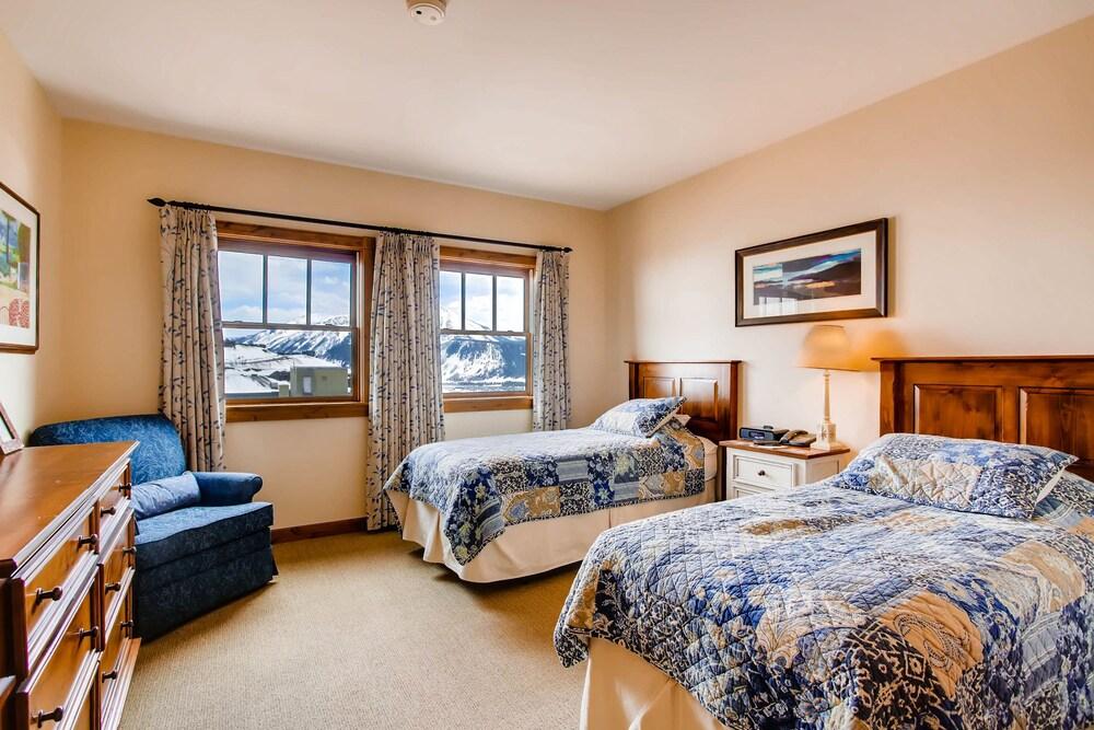 The Lodge at Mountaineer Square, A Vail Resorts Property photo 8