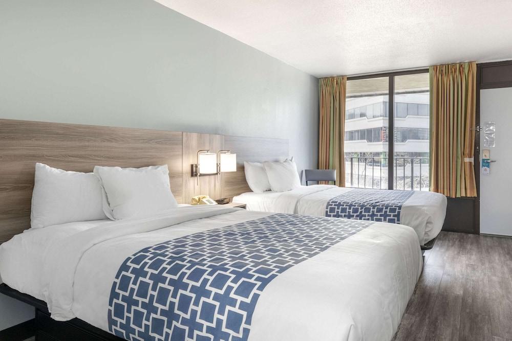 Suburban Studios Tysons Corner photo 8