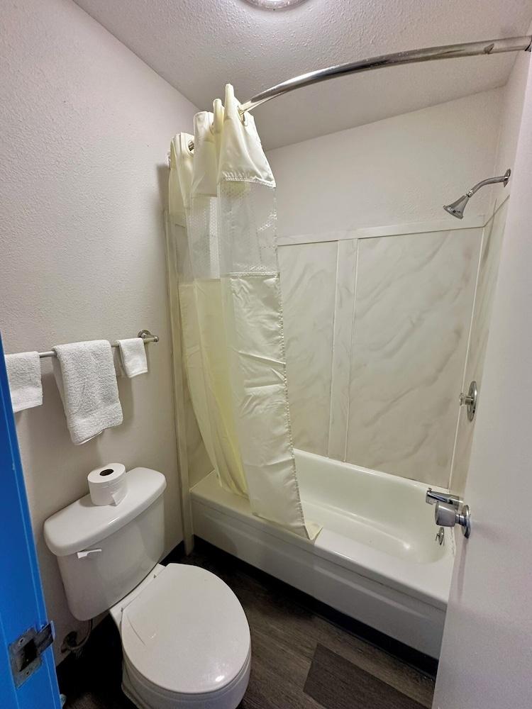 American Inn and Suites Bishop photo 17