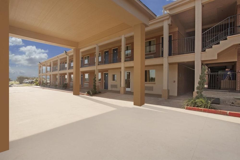 Americas Best Value Inn Waco photo 11