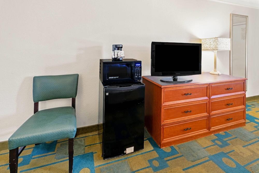 Travelodge by Wyndham Phoenix North photo 12