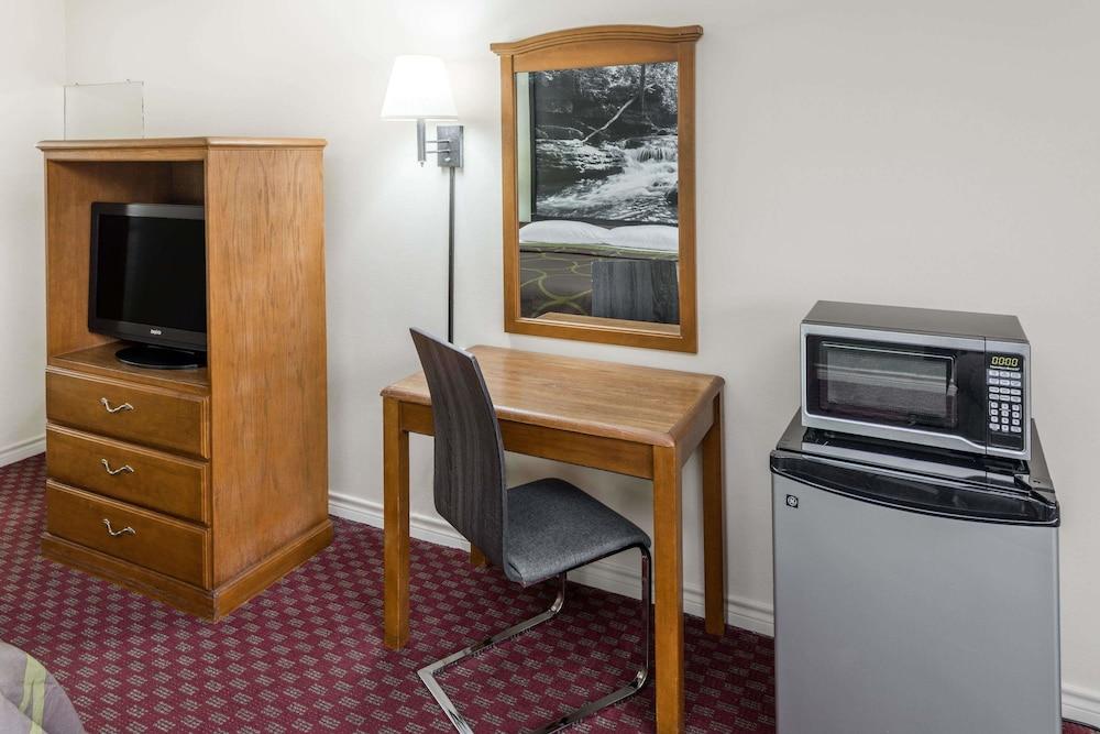 Super 8 by Wyndham Hope photo 5