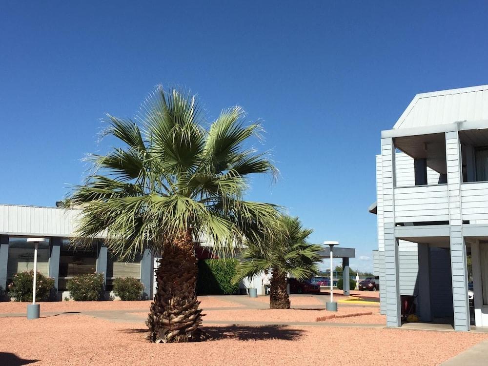 E-Z 8 Motel Phoenix Airporter photo 32