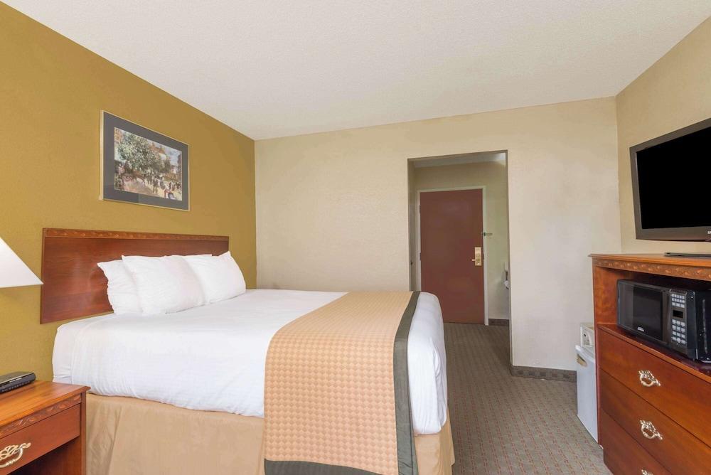 Days Inn by Wyndham Norton photo 8