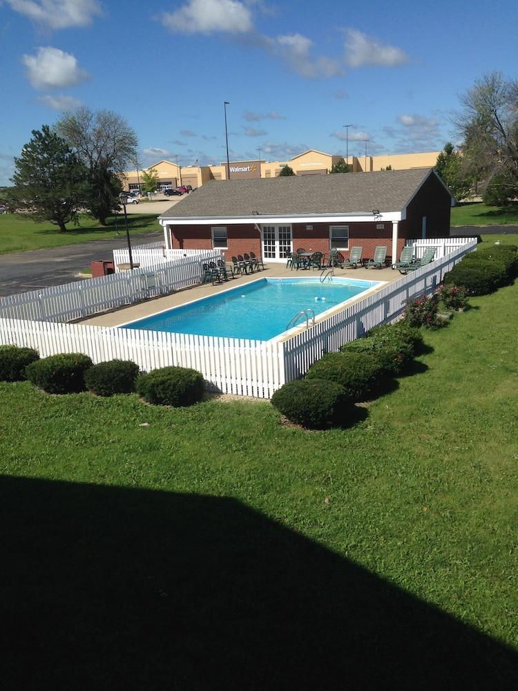Capital O First Heritage Inn Rantoul IL I 57 photo 9