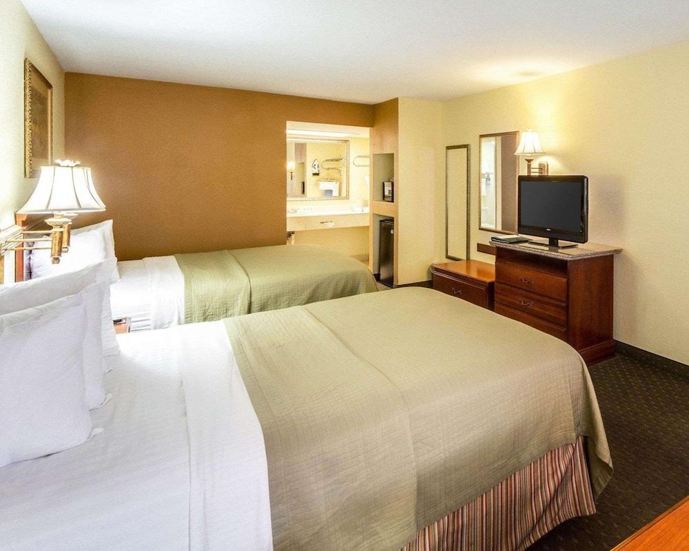 Econo Lodge Inn & Suites Eagle Pass photo 35