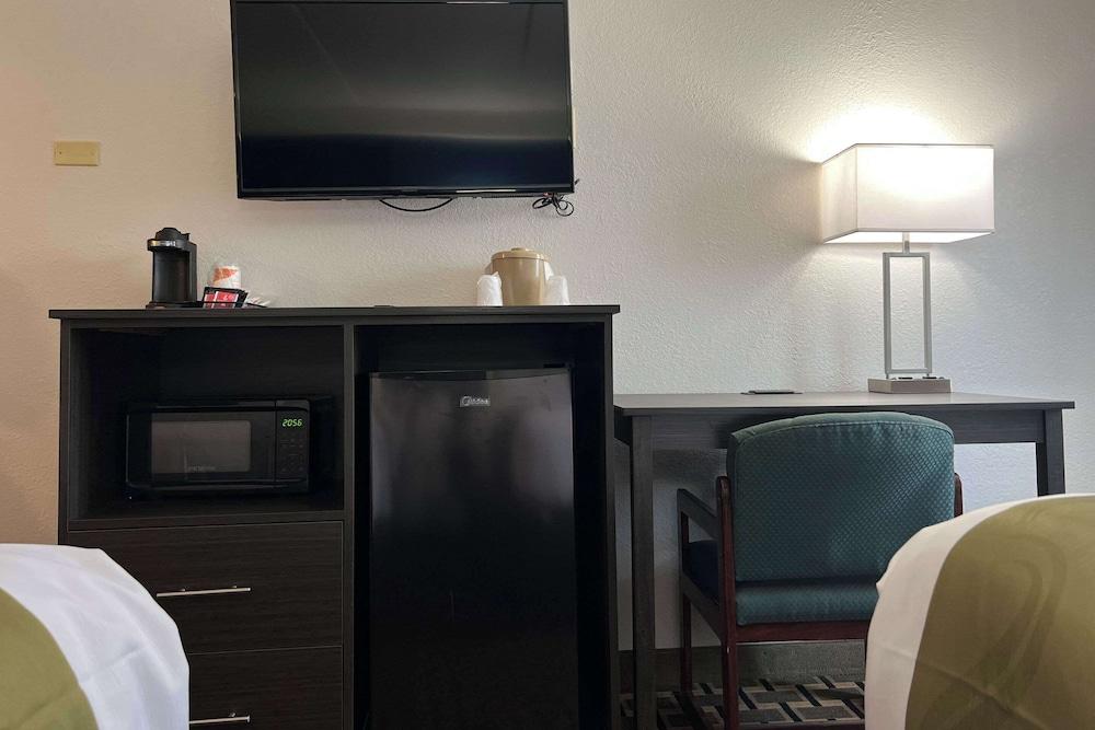 Quality Inn & Suites Louisville East photo 35