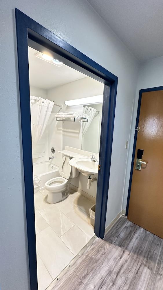 Microtel Inn by Wyndham Gallup photo 21