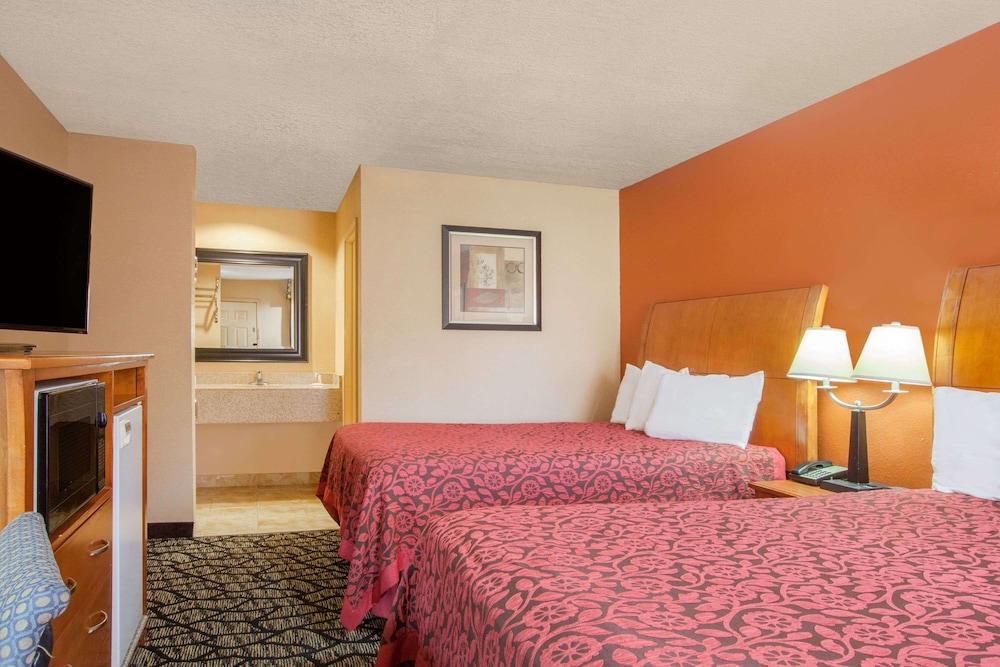 Days Inn by Wyndham Centerville photo 4