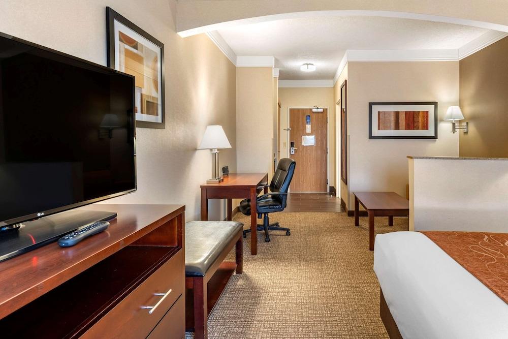 Comfort Suites Linn County photo 4