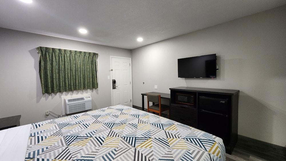 Scottish Inn & Suites photo 28