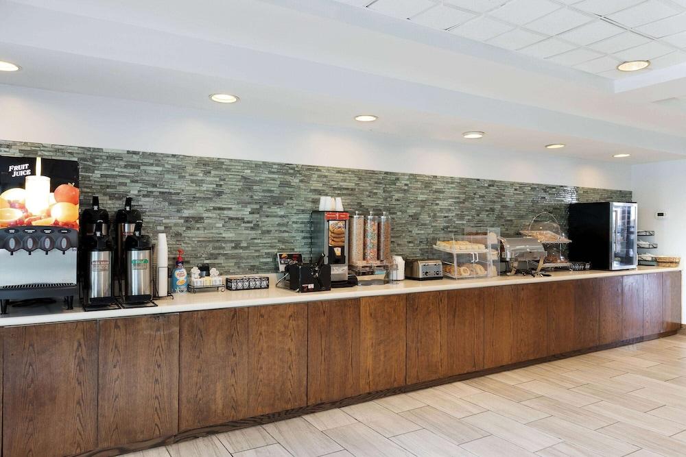 La Quinta Inn & Suites by Wyndham Omaha Airport Downtown photo 24