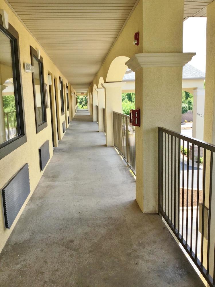 Americas Best Value Inn & Suites University Ave photo 15