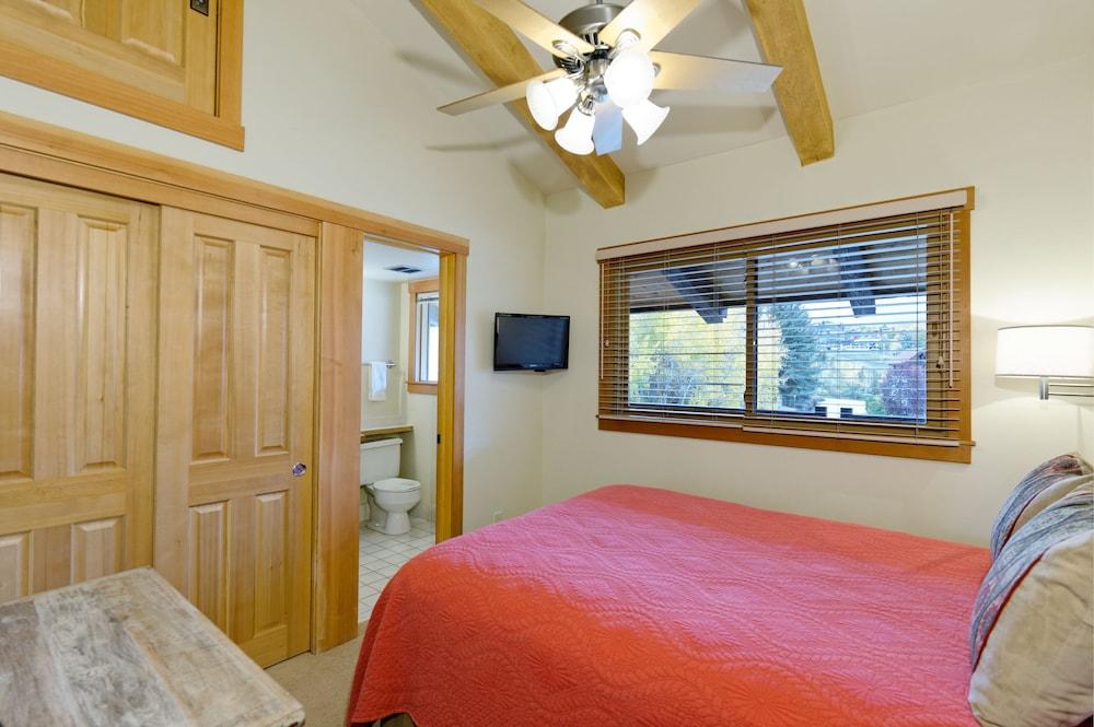 The Crestwood Condominiums photo 39