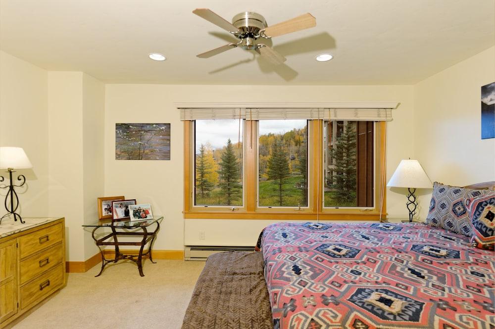 The Crestwood Condominiums photo 12