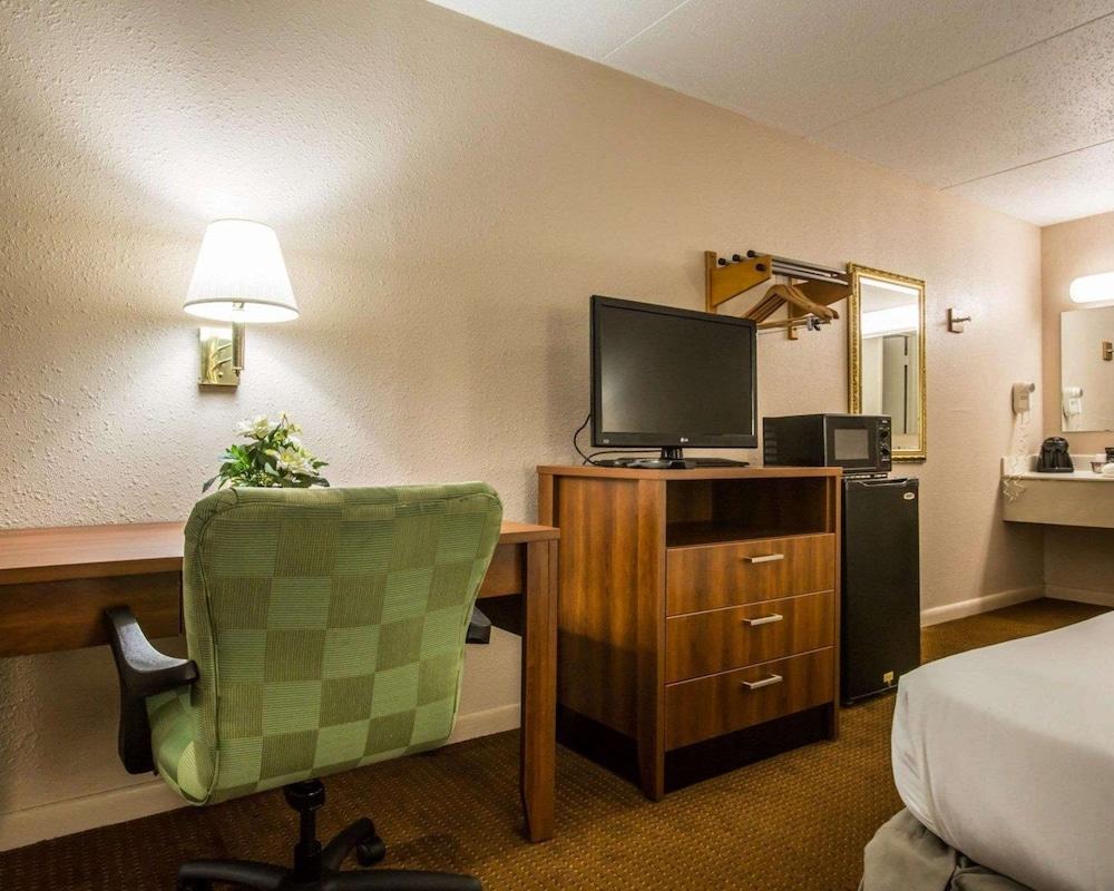 Econo Lodge Inn & Suites Columbus near Fort Benning photo 13
