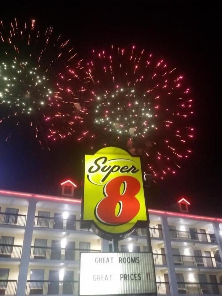 Super 8 by Wyndham Pigeon Forge Dollywood Lane photo 31