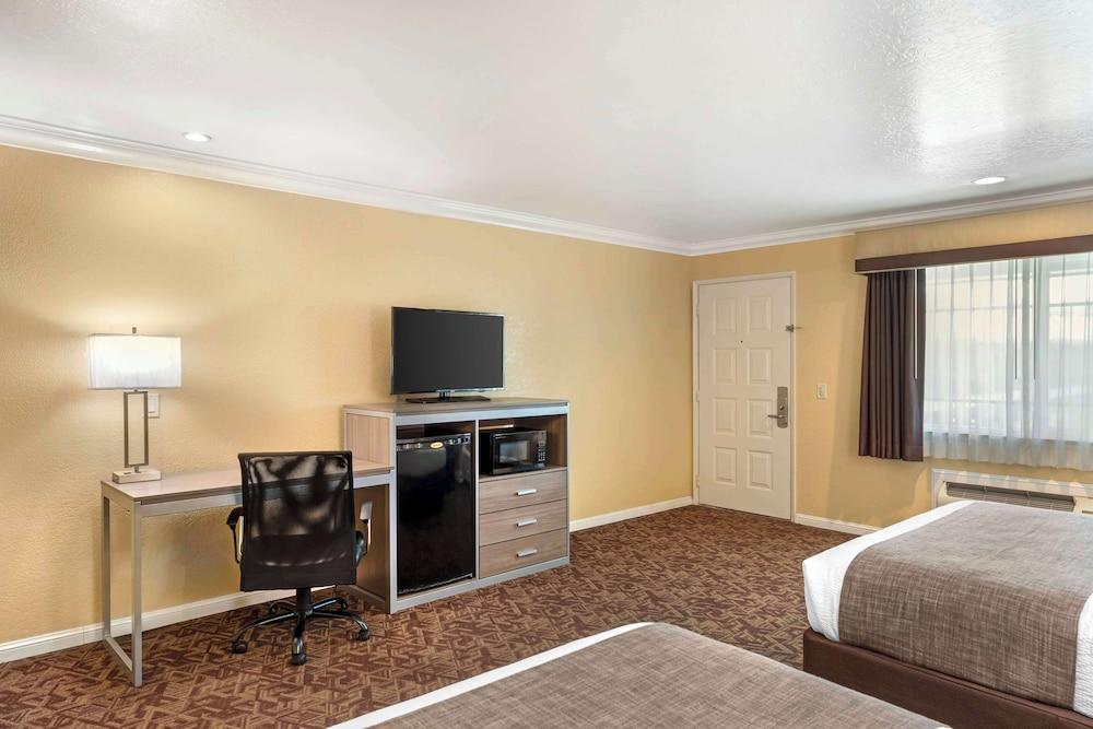 Best Western Hanford Inn photo 8