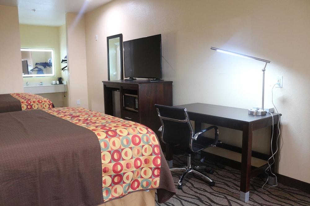 Express Inn & Suites - Bush Airport photo 3