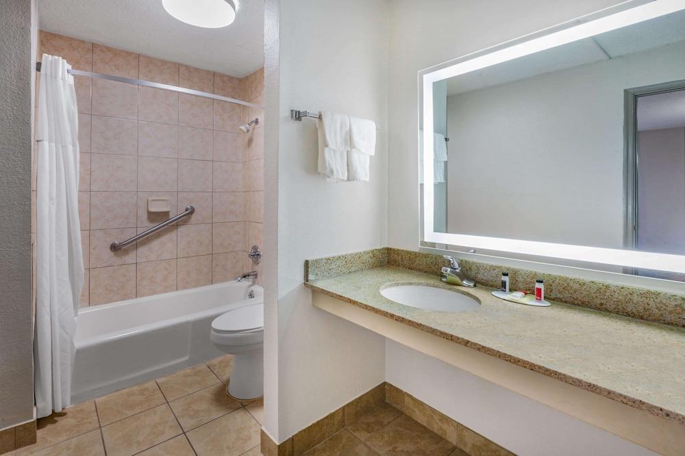 Days Inn by Wyndham Roanoke/Hollins Near I-81 photo 21