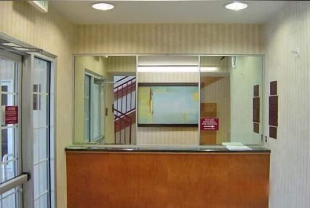 HomeTown Inn & Suites photo 8