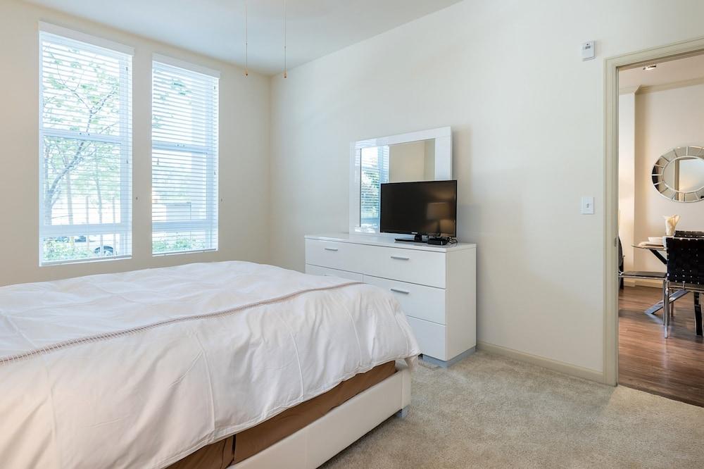Global Luxury Suites Baypointe Station photo 39
