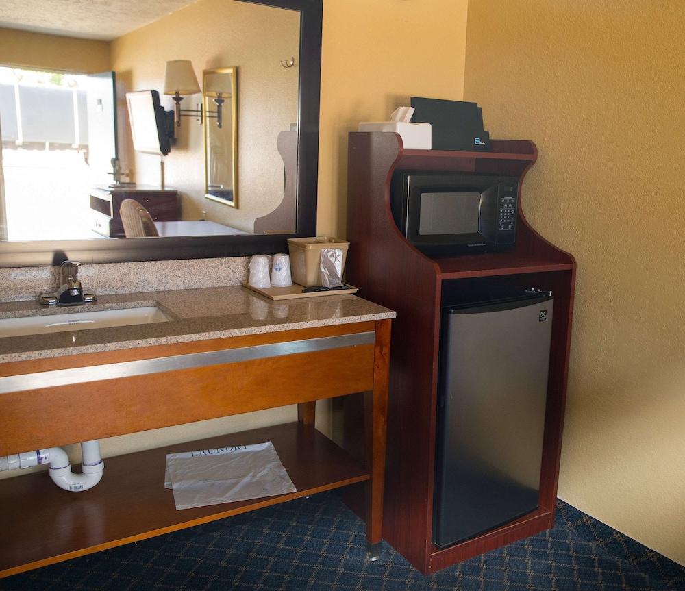 Americas Best Value Inn Monroeville photo 14