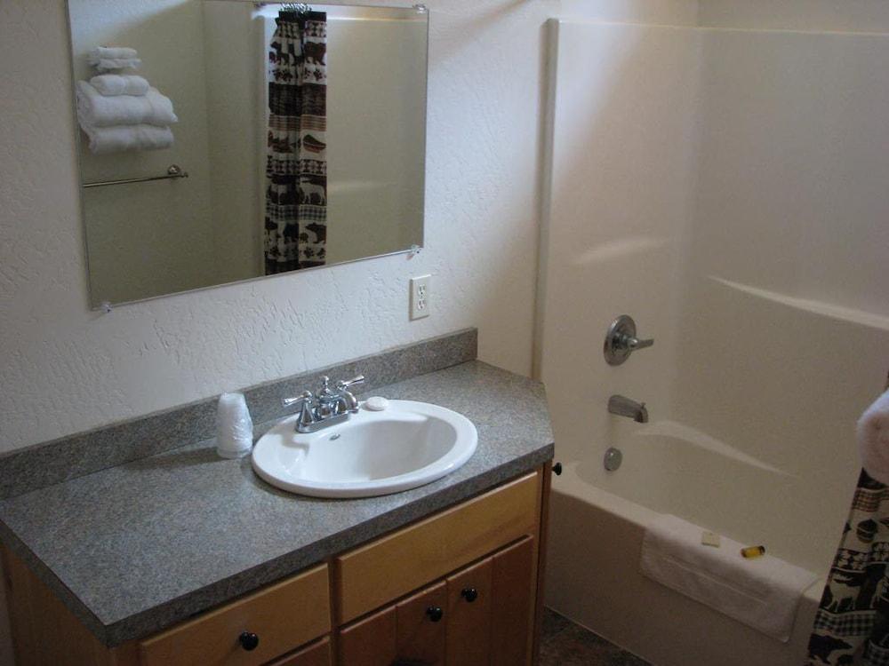 Evergreen Motel photo 26